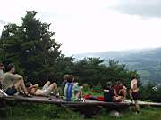 Zatimco ostatn� posedali na rampu a hr�li si na autobus